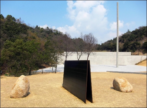 ▲나오시마 이우환미술관 광장의 조각품