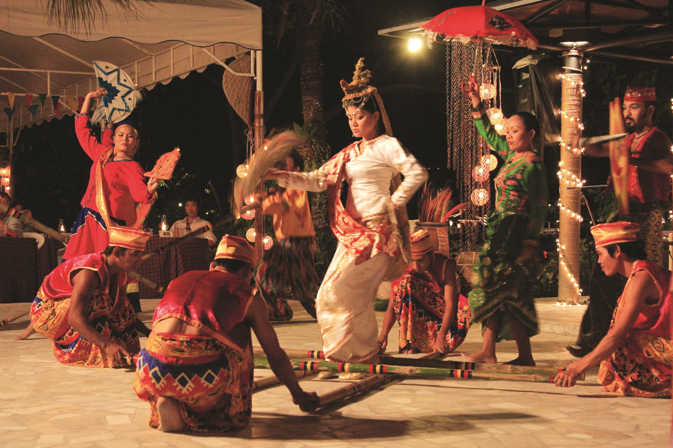 ▲ 필리핀의 유명한 대나무 춤인 '티니클링' 무용수 4명이 필리핀 전통 음악에 맞춰 맞부딪히는 대나무 사이를 절묘하게 누비며 춤을 추고있다.