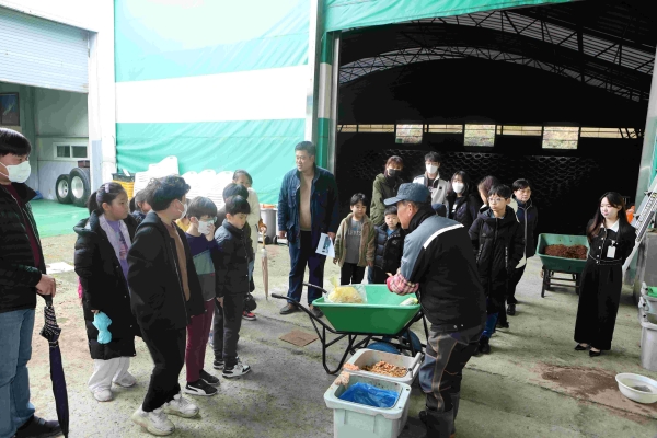 인천환경공단은 덕적초등학교 학생들이 덕적도 음식물처리시설을 견학하고 있다.
