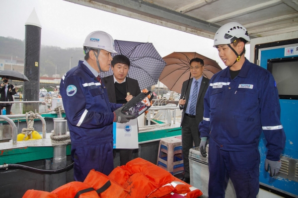4월 3일 김준석 한국해양교통안전공단(KOMSA) 이사장(맨앞 왼쪽)이 낚시어선(9.77톤급, 승선정원 22인)에 승선해 안전관리 현장점검을 하고 있다.