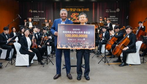 안와르 알 히즈아지 에쓰오일 CEO(왼쪽)와 오지철 하트하트재단 회장이 15일 서울 마포 본사에서 열린 하트하트오케스트라 후원금 전달식에서 기념 촬영을 하고 있다.[사진=에쓰오일]