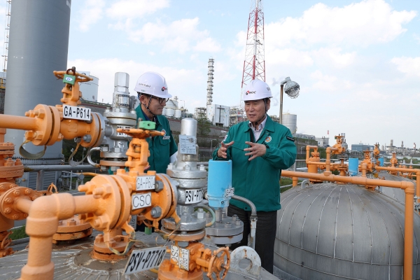 석유공사 김동섭(오른쪽) 사장이 울산 석유비축기지에서 석유위기상황을 대비해 비축유 방출태세 및 시설안전 점검을 하고있다.