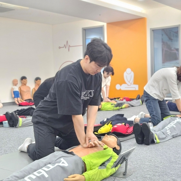 송도스포츠파크 직원들이 인천국민안전체험관에서 응급처치 훈련을 하고 있다.