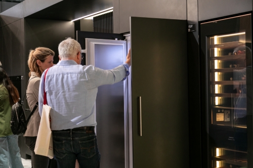 삼성전자가 '유로쿠치나 2024'에서 이달 유럽에서 출시한 '빌트인 와이드 냉장고'를 선보이고 있다.