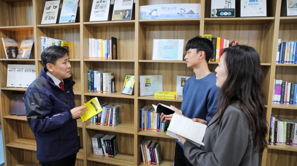 한국해양교통안전공단(KOMSA) 세종 본사 4층 휴게실에 마련된 '열린 도서관'에서 김준석 공단 이사장(왼쪽)과 직원들이 독후 감상을 나누고 있다.